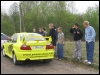 Puka kooli õpilased võistlusautosid uudistamas. (05.05.2004) Rando Aav
