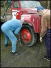 60-aastane Kalju Parker vahetab oma gaz 53-l rehve Aivar Ojaperv