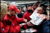 Sebastien Loeb autogramme jagamas. (04.12.2004) Stade de France