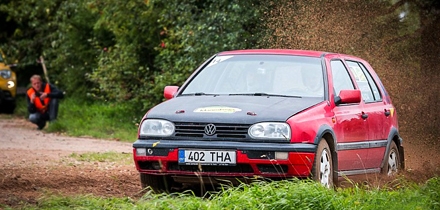 Kristjan Hansson ja Olev Kadai Volkswagen Golfil. Foto: Raimonds Bērziņš