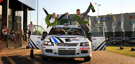 Egon Kaur ja Annika Arnek võitjaina Tallinna ralli finišis. Foto: Rando Aav