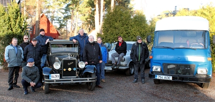 Kokkutulekust osavõtjad poseerimas autode juures, milleks on Studebaker, GAZ-21, Avia A21F. Foto: Indrek Rand