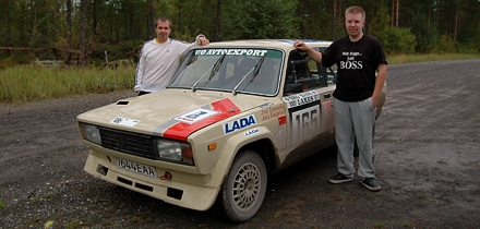 Niko Salminen Kehala rallisprindiks valmistus kogenud kaardilugeja käe all. Foto: Erakogu