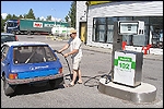 Mareck Pukk tankimas oma Peugeot 205 autot. Foto: Ove Pärtelson