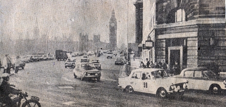 London saadab teele sajandirallist osavõtjaid. Esiplaanil võistlusautot numbriga 98 roolib Uno Aava. Foto: Repro