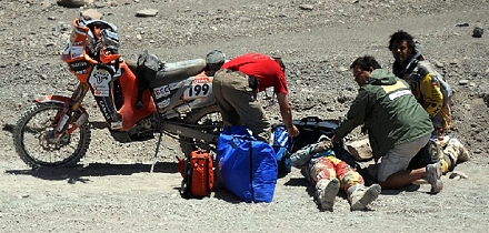 Hispaanlane Cristobal Guerrero meedikute hoole all. Foto: AFP