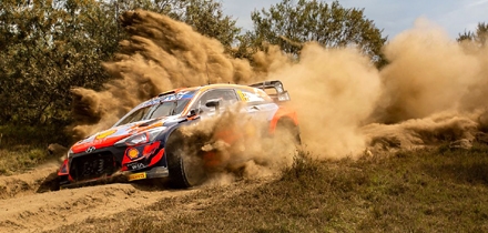 Ralli liidrid Thierry Neuville ja Martijn Wydaeghe Safari rallil. Foto: Hyundai Motorsport