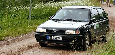 Maila Vaher ja Karita Kivi autol Nissan Sunny GTi. Foto: Miko Liivamägi