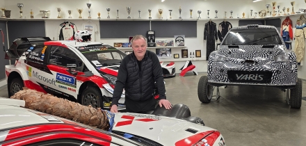 Vasakul Ott T&auml;naku meistriauto ja esiplaanil Mitsubishi, millega M&auml;kinen v&otilde;itis oma esimese maailmameistritiitli 1996. aastal. Foto: Mikkelin Urheiluautoilijat