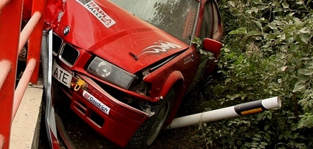 Varem võistlustel Žiguli rooli keeranud Vello Lõugas ei tulnud Rapla ralli üheksandal katsel BMW valitsemisega toime. Foto: Urmo Luts