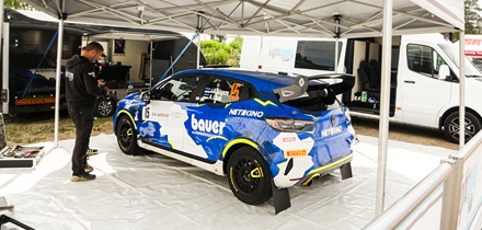Rallipaari Joosep Ralf Nõgene - Aleks Lesk võistlusauto hooldusalas. Foto: Taneli Niinimäki / AKK