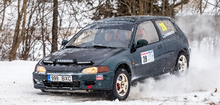 J18 klassi võitjad Tony Schwarzstein ja Mehis Kiiver rallikatsel. Foto: Pille Russi / Autoleht