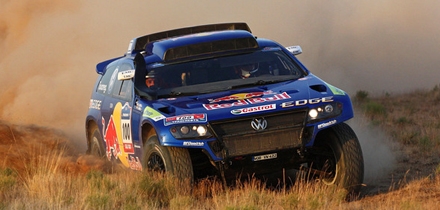 Carlos Sainz ja Lucas Cruz Siiditee ralli kiiruskatsel. Foto: Volkswagen