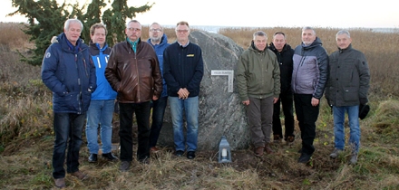 Rallisõitjad Vello Õunpuu mälestuskivi juures. Vasakult Peeter Kõrge, Toomas Olbrei, Märt Jamnes, Priit Uus, Mati Otsing, Leho Karjus, Väino Laatsarus, Ilmar Raissar ja Slavik Bõstrov. Foto: MTÜ Tehumardi Ralli