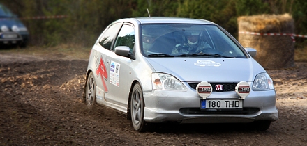 Enn Sups ja Otto Täht autol Honda Civic Type-R. Foto: Priit Ojaperv