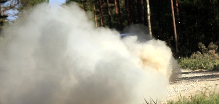 Võistlusauto tolmusaba ralli avakatsel. Foto: Rando Aav