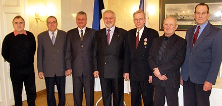 Jaan Tedre, Ants Kulgevee, Tõnu Vunn, suursaadik Juri Merzljakov, Enno Piirsalu, Lembit Teesalu ja Enno Enniko. Foto: Erakogu