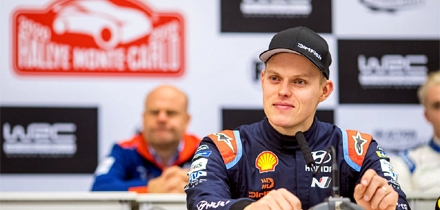 Esiplaanil Ott Tänak, taamal Hyundai Motorspordi tiimipealik Andrea Adamo. Foto: Hyundai Motorsport