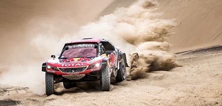 Cyril Despres ja David Castera autol Peugeot 3008DKR Maxi. Foto: Peugeot Sport