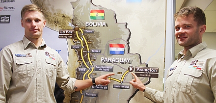 Toomas Triisa ja Mart Meeru osutavad kaardil stardipaigale. Foto: Rando Aav